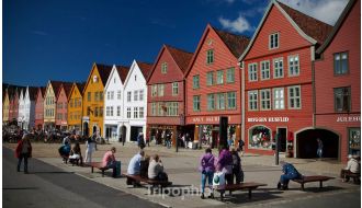 PAST & PRESENT SMALL GROUP GUIDED WALKING TOUR